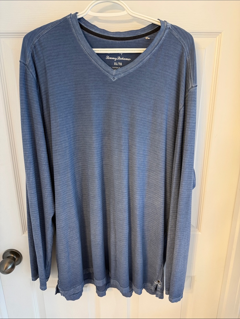 Tommy Bahama Cirrus Coast V-Neck Long-Sleeve Shirt
Super Soft Distressed Size XL